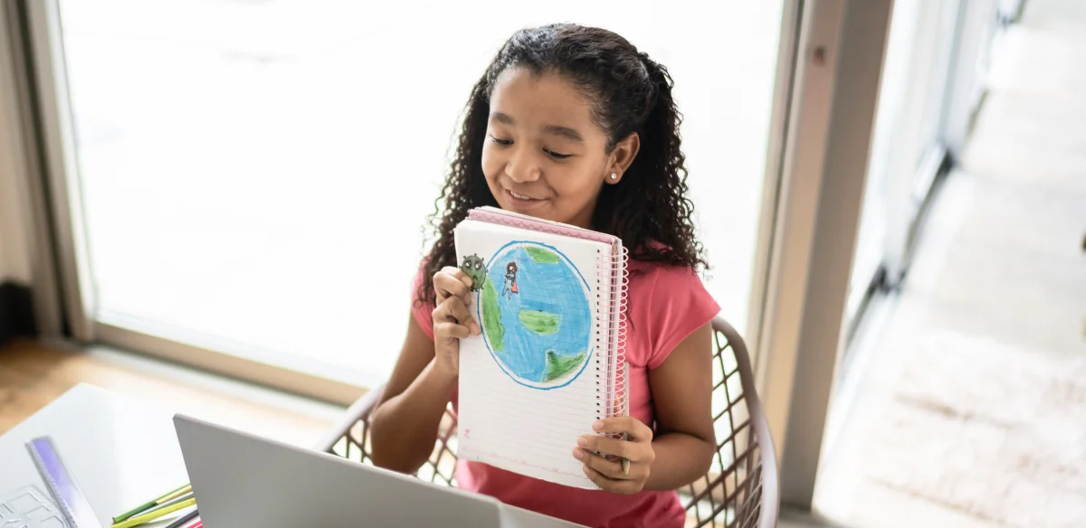 Girl showing a draw to her online class